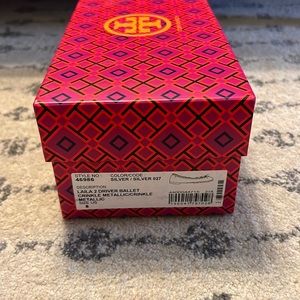 Tory Burch Laila 2 Driver Ballet Crinkle Metallic Size 8